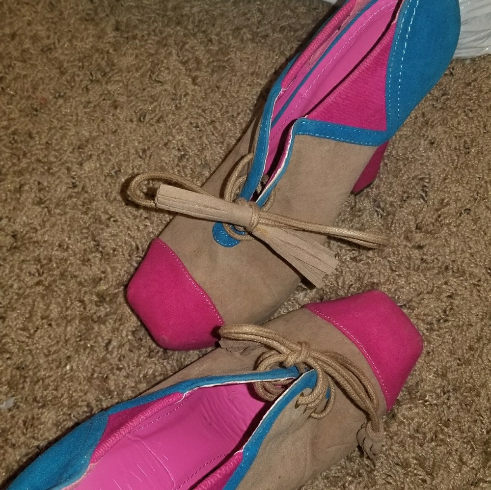 Color blocked platform heel